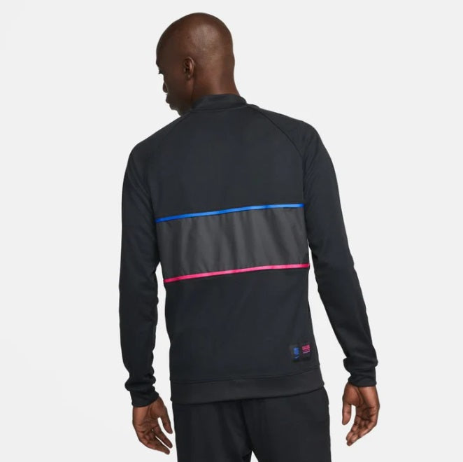 Vista posterior de la chamarra de entrenamiento Nike FC Barcelona I96 Anthem Jacket 2022 en color negro absoluto, stock Futbol90MX