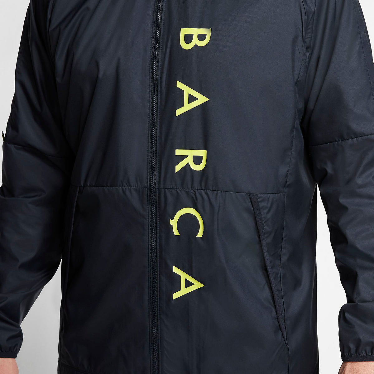 Detalle del gráfico vertical BARÇA en el pecho de la chamarra Nike FC Barcelona All Weather 2020 (Ref. CT1793-475) en Futbol90MX