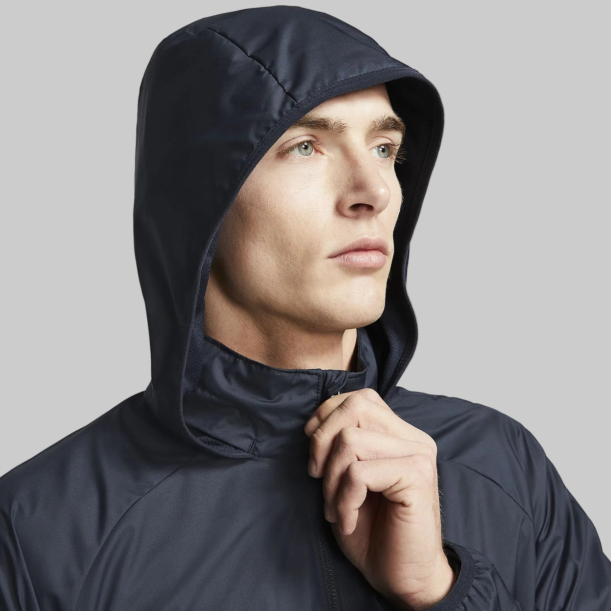 Detalle superior de la cremallera y el cuello de la chamarra Nike FC Barcelona All Weather 2020 (Ref. CT1793-475) en Futbol90MX