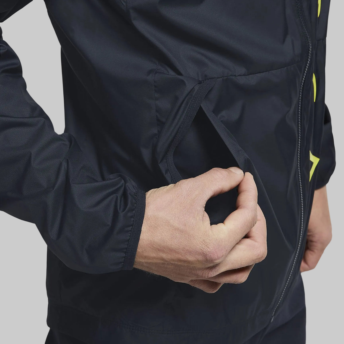 Detalle de los bolsillos laterales con cremallera en la chamarra Nike FC Barcelona All Weather 2020 (Ref. CT1793-475) en Futbol90MX