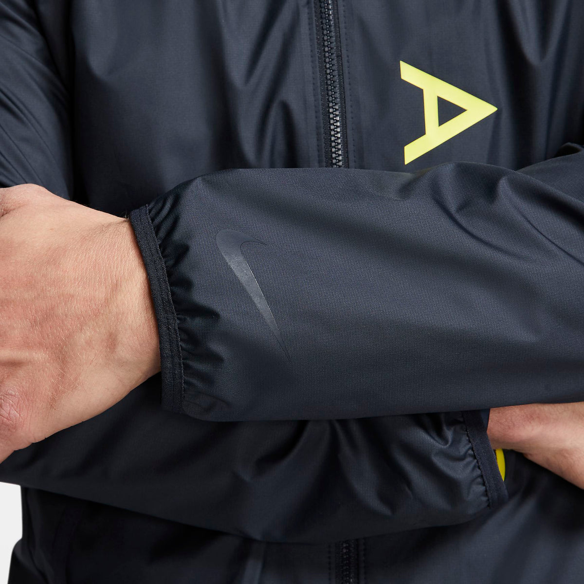 Detalle de los puños y el tejido técnico en la chamarra Nike FC Barcelona All Weather 2020 (Ref. CT1793-475) en Futbol90MX