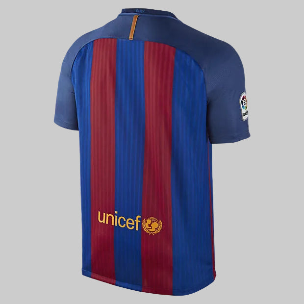 Vista posterior del jersey de local del FC Barcelona 2016/17, mostrando el diseño limpio de las franjas verticales azulgranas y el corte ergonómico de la espalda.