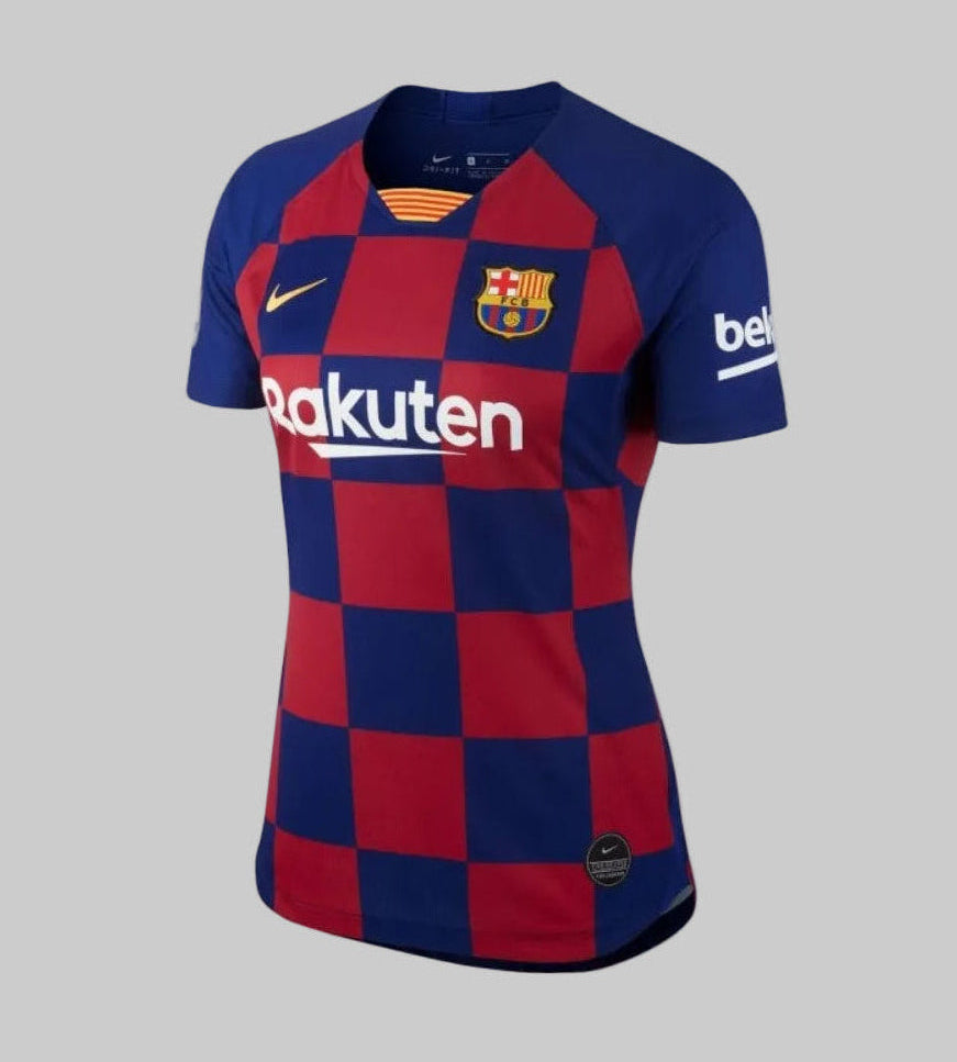 Camiseta Nike FC Barcelona de casa para mujer 2019/20 (Ref. AJ5748-456) con diseño gráfico ajedrezado en azul y grana en la Historical Archive Boutique de Futbol90MX