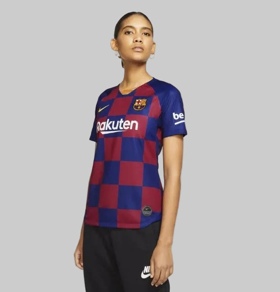 Modelo vistiendo la camiseta Nike FC Barcelona de casa para mujer 2019/20 (Ref. AJ5748-456) en la Historical Archive Boutique de Futbol90MX