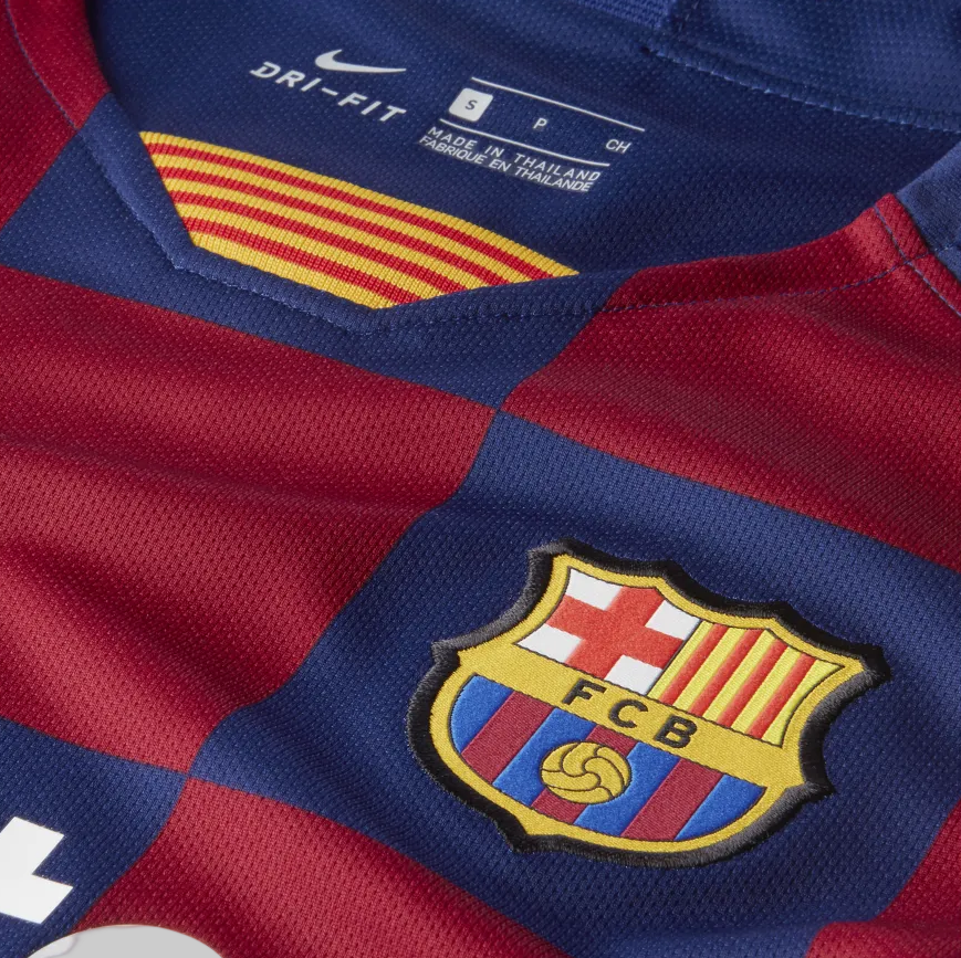Detalle del escudo institucional del FC Barcelona bordado en el jersey de casa para mujer 2019/20 (Ref. AJ5748-456) en Futbol90MX