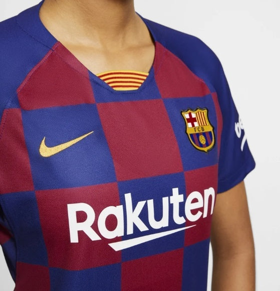 Detalle del patrocinador Rakuten, nike logo y escudo de  FC Barcelona en la parte frontal del jersey Nike FC Barcelona 2019/20 para mujer (Ref. AJ5748-456) en Futbol90MX
