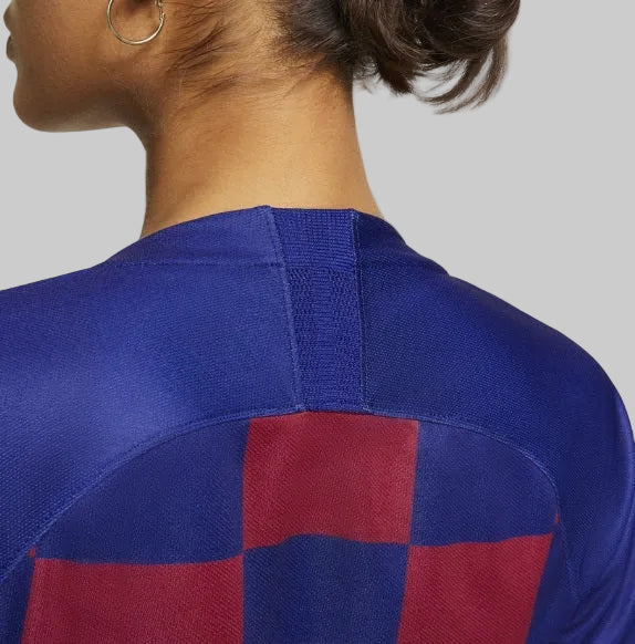 Detalle de la parte superior trasera y costuras del jersey Nike FC Barcelona local para mujer 2019/20 (Ref. AJ5748-456) en Futbol90MX
