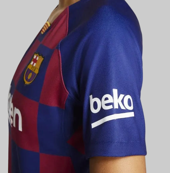 Detalle del logotipo del patrocinador Beko en la manga del jersey Nike FC Barcelona local 2019/20 para mujer (Ref. AJ5748-456) en Futbol90MX