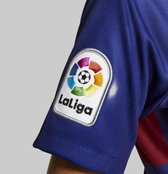 Detalle del parche oficial de LaLiga en la manga del jersey Nike FC Barcelona de casa para mujer 2019/20 (Ref. AJ5748-456) en Futbol90MX