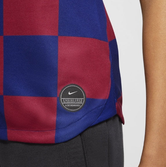 Detalle del dobladillo inferior y etiqueta de autenticidad Nike ENGINEERED en el jersey FC Barcelona local para mujer 2019/20 (Ref. AJ5748-456) en Futbol90MX