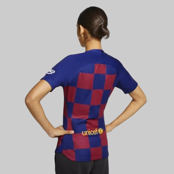 Vista posterior con modelo de la camiseta Nike FC Barcelona de casa para mujer 2019/20 (Ref. AJ5748-456) en la Historical Archive Boutique de Futbol90MX