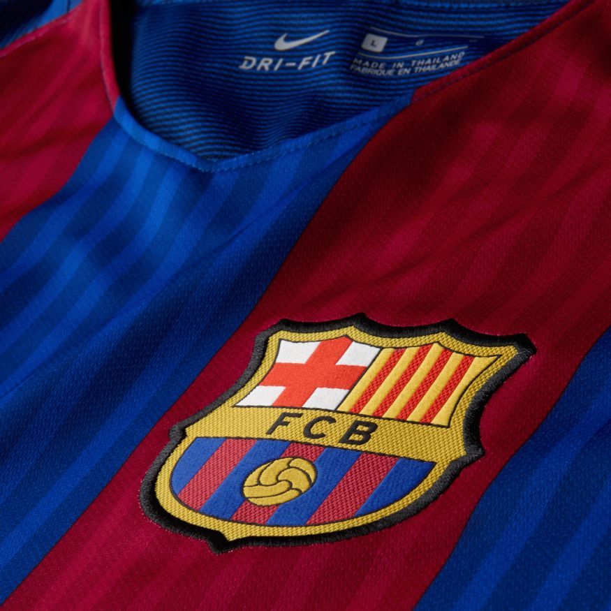 Primer plano del escudo bordado del FC Barcelona , temporada 2016-17, detalle de alta calidad de archivo.