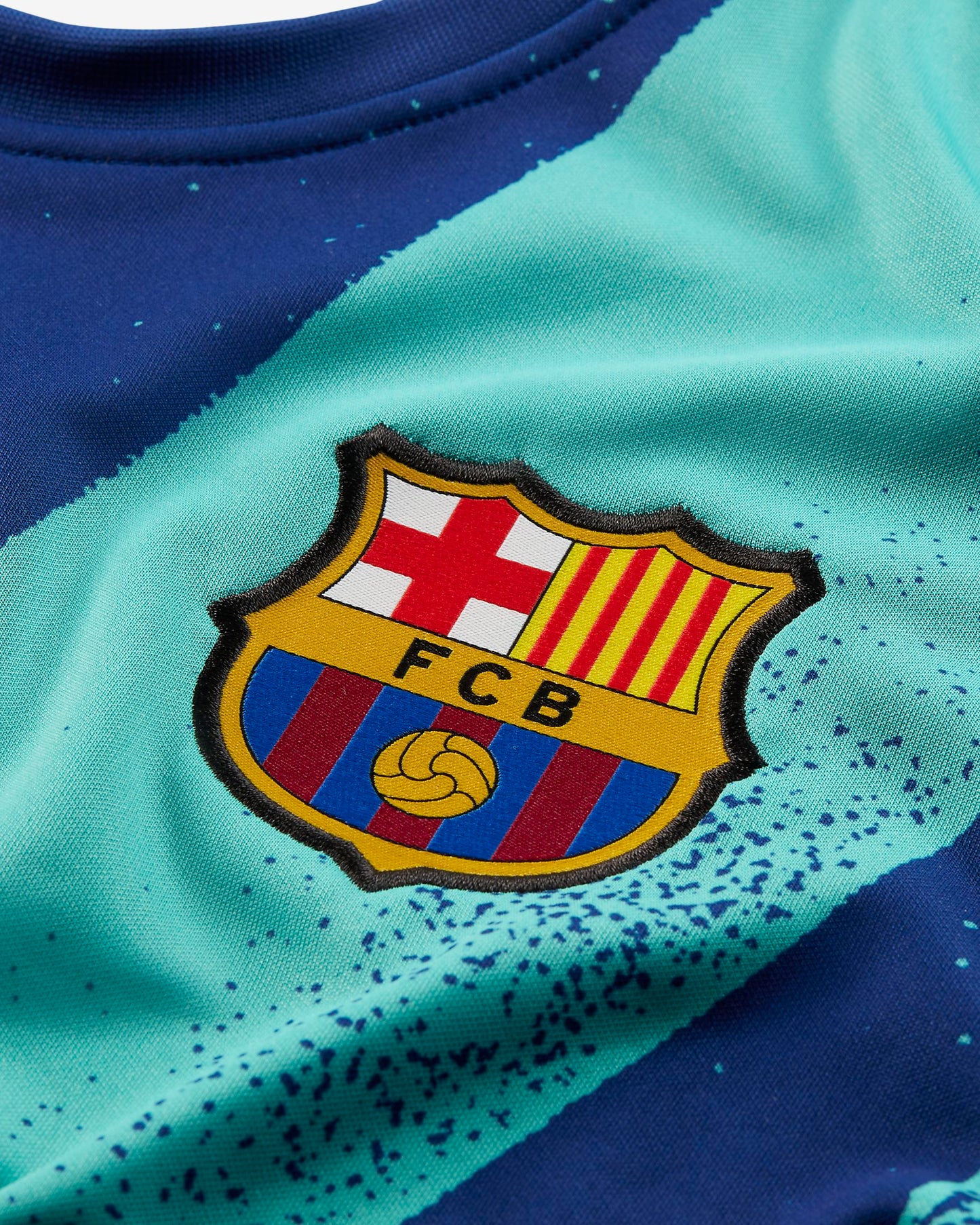 Escudo del FC Barcelona y patrocinador Beko en jersey de entrenamiento manga larga 2019.
