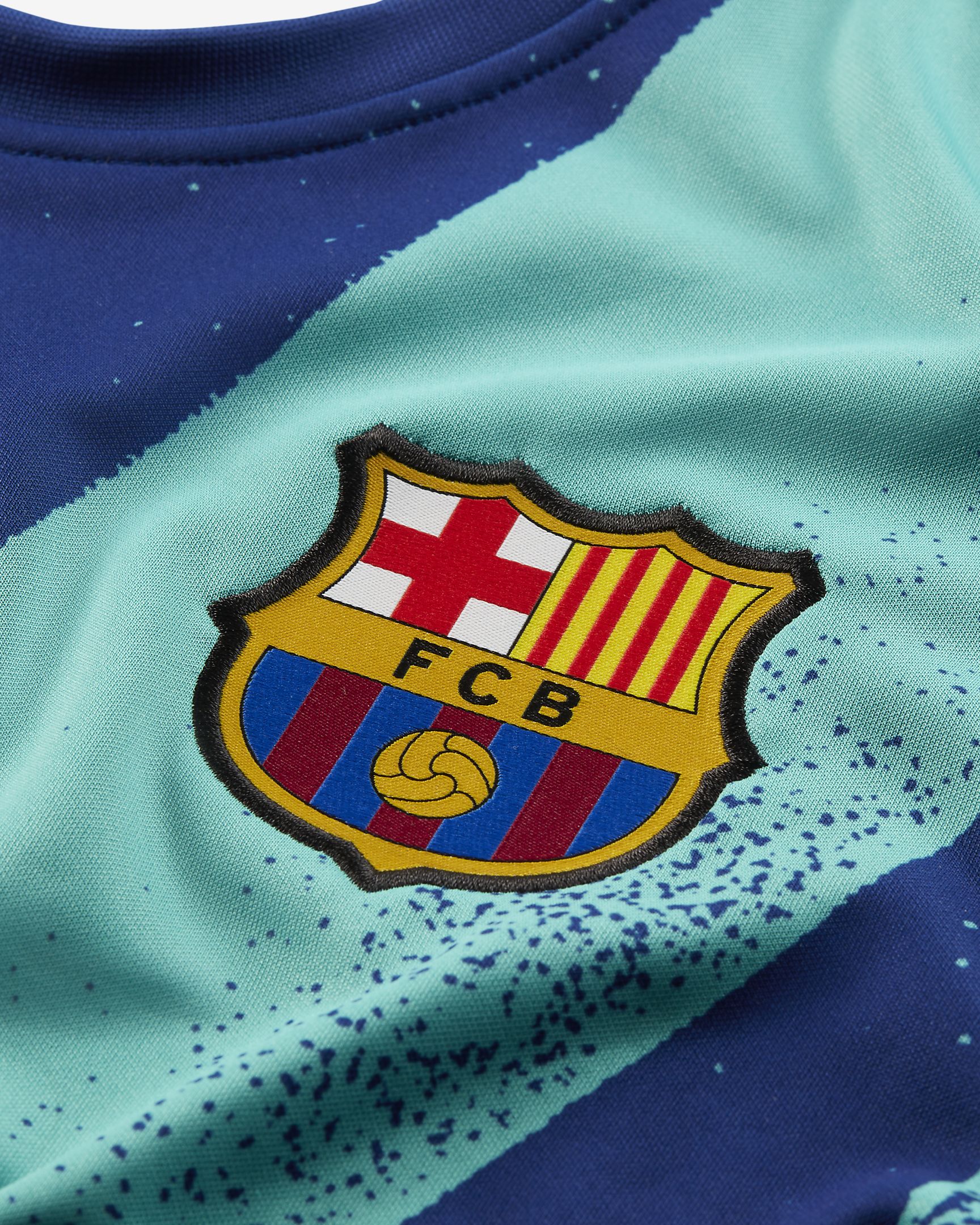 Escudo del FC Barcelona y patrocinador Beko en jersey de entrenamiento manga larga 2019.