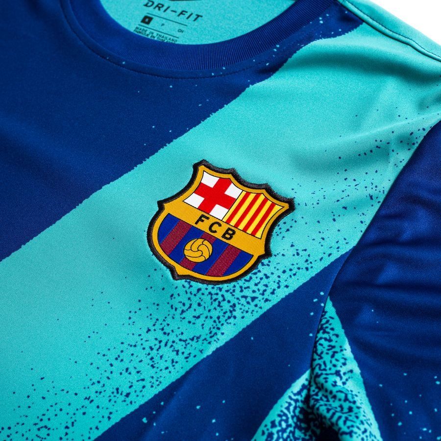 Detalle del escudo del FC Barcelona y logotipo Nike en jersey de entrenamiento europeo 2019