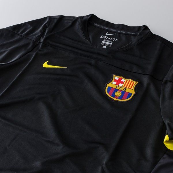 Detalle de las etiquetas de cuello interior con tecnología Nike Dri-FIT, el escudo institucional del FC Barcelona y el logotipo de Nike en el jersey de entrenamiento Squad UEFA Champions League 2013/14 (Ref. 575704-010) en la Historical Archive Boutique de Futbol90MX.