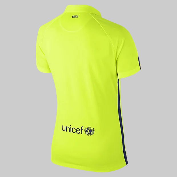 Vista posterior angulada del jersey Nike FC Barcelona alternativo de mujer 2014/15 (Ref. 631209-710) mostrando el diseño en tono Volt y cuello polo en Futbol90MX