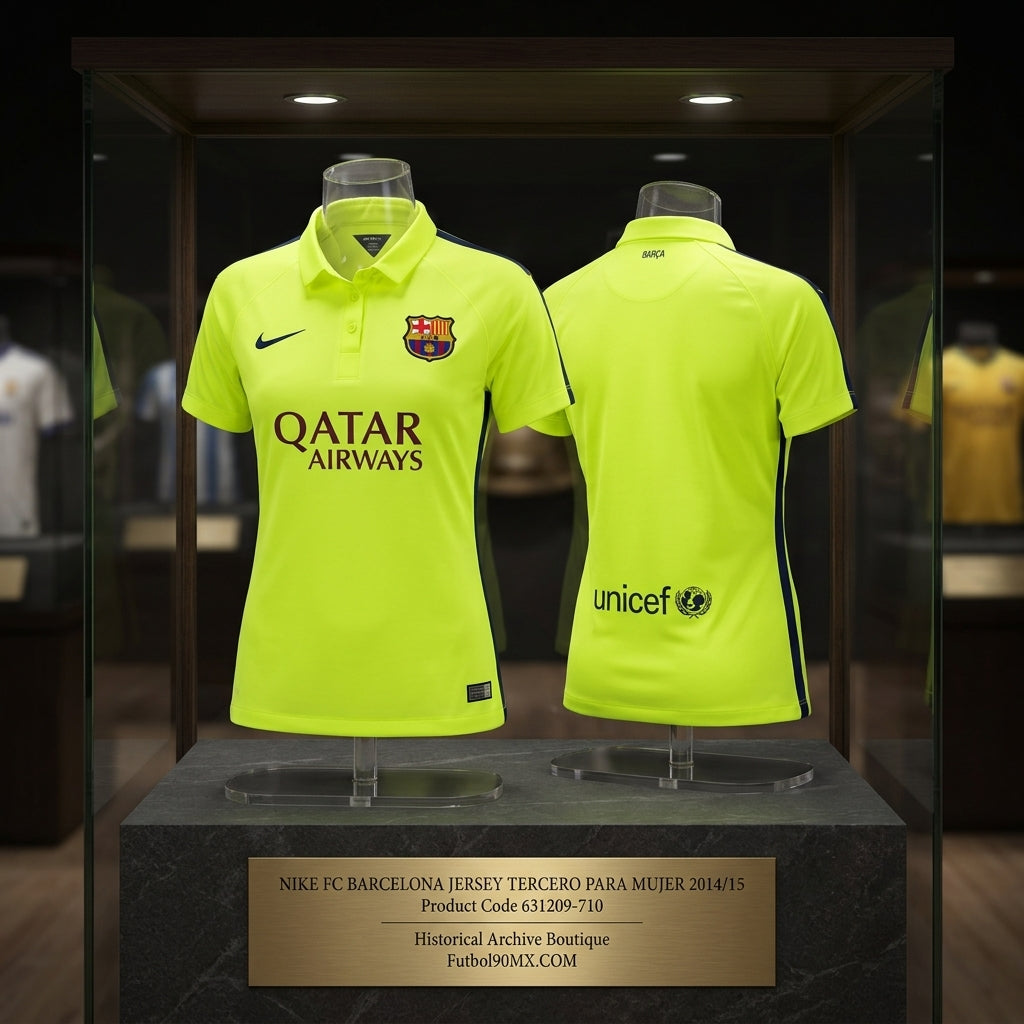 Exhibidor de vitrina museográfica de la Historical Archive Boutique de Futbol90MX mostrando las vistas frontal y posterior del jersey Nike FC Barcelona tercero para mujer 2014/15 (Ref. 631209-710) en color Volt con detalles en azul marino, patrocinador Qatar Airways, UNICEF y placa conmemorativa dorada.