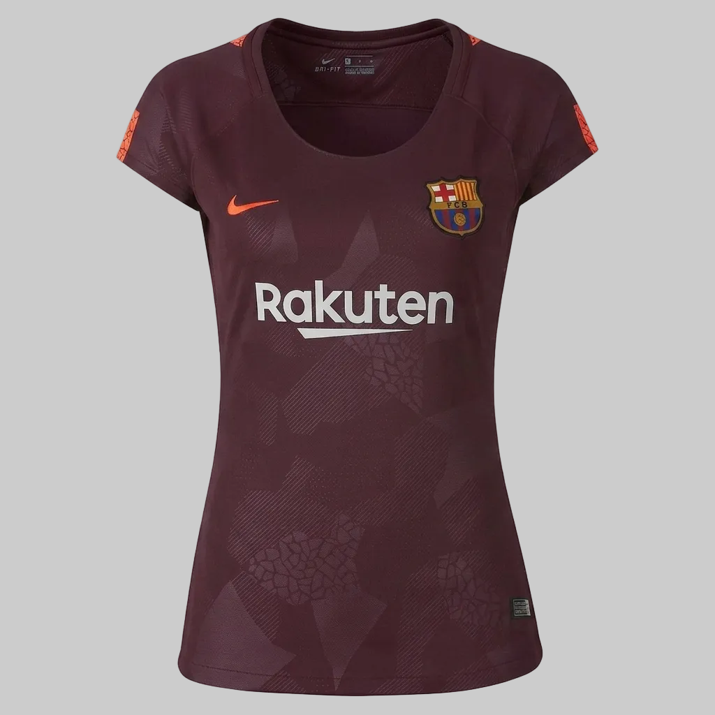 Vista frontal en primer plano del jersey Tercero femenino Nike del FC Barcelona 2017/18, resaltando el patrón de mosaico geométrico detallado y las etiquetas de autenticidad en el dobladillo contra un fondo de estudio limpio, stock Futbol90MX