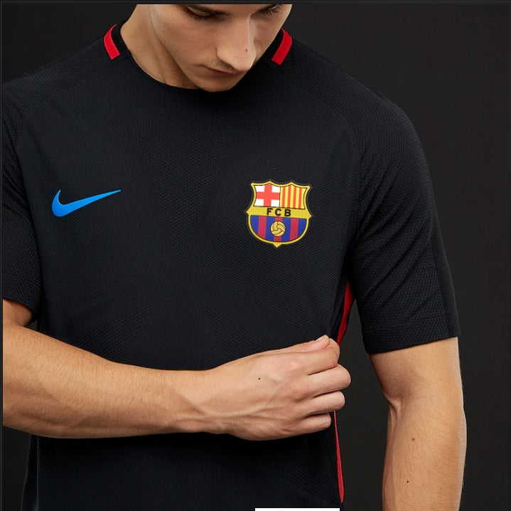 Tejido de punto diseñado de alta transpirabilidad en jersey de entrenamiento Elite FC Barcelona.