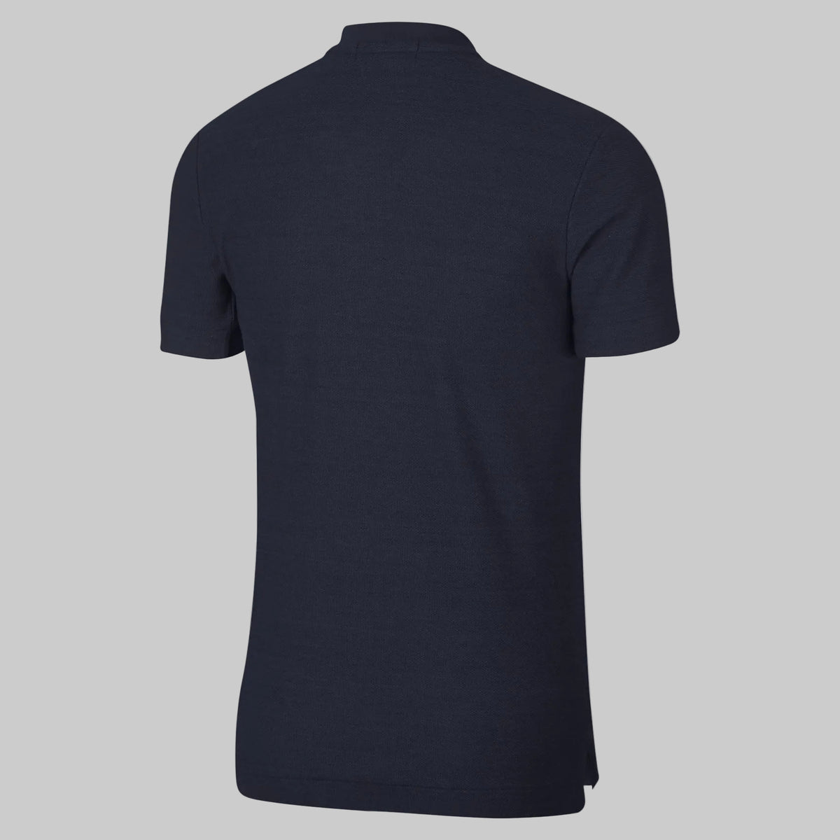 Vista posterior de la polo Nike FC Barcelona Grand Slam 2018/19 (Ref. 892335-453) mostrando el corte estándar y el dobladillo trasero ergonómico en la Historical Archive Boutique de Futbol90MX