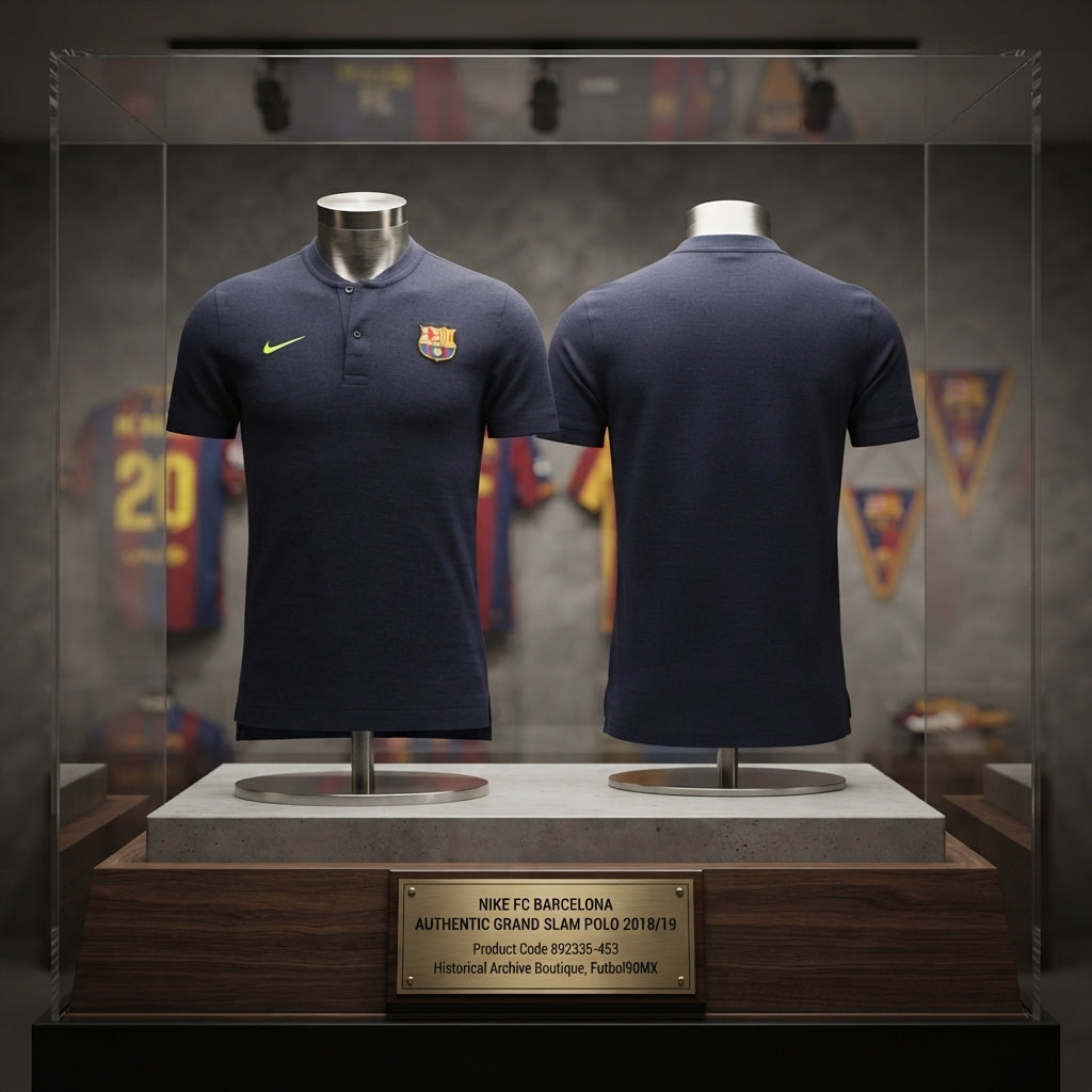 Exhibición museográfica de la polo Nike FC Barcelona Authentic Grand Slam 2018/19 (Ref. 892335-453) en una vitrina de cristal con base de caoba, placa conmemorativa y detalles institucionales de la Historical Archive Boutique de Futbol90MX. 🏛️⚽✨