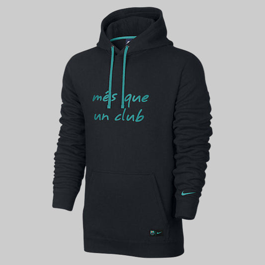 Vista frontal de la Sudadera con gorra Nike FC Barcelona Core 2016/17 (Ref. 810248-014) en color negro con el lema "Més que un club" en turquesa en la Historical Archive Boutique de Futbol90MX