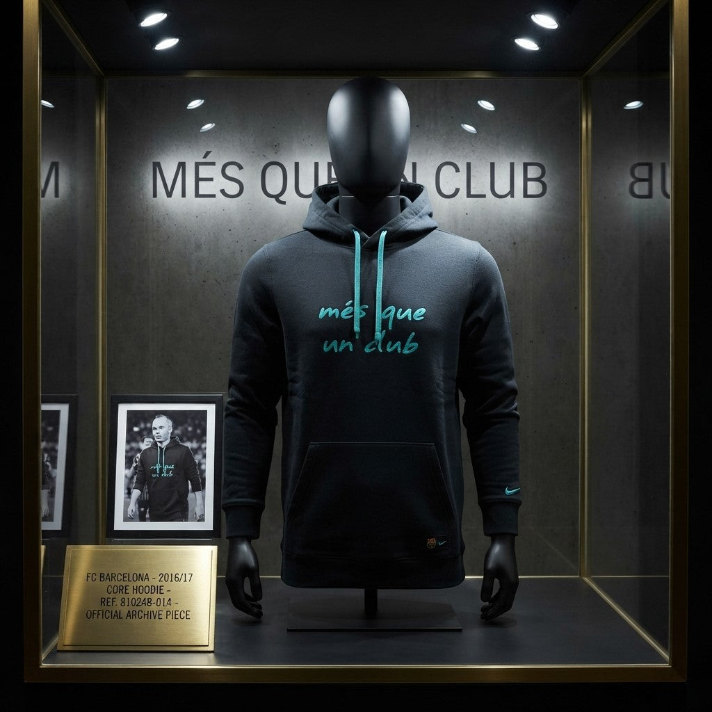 Vista de Exhibición de archivo museográfica de la sudadera con gorra Nike FC Barcelona Core 2016/17 (Ref. 810248-014) en color negro con placa en la Historical Archive Boutique de Futbol90MX