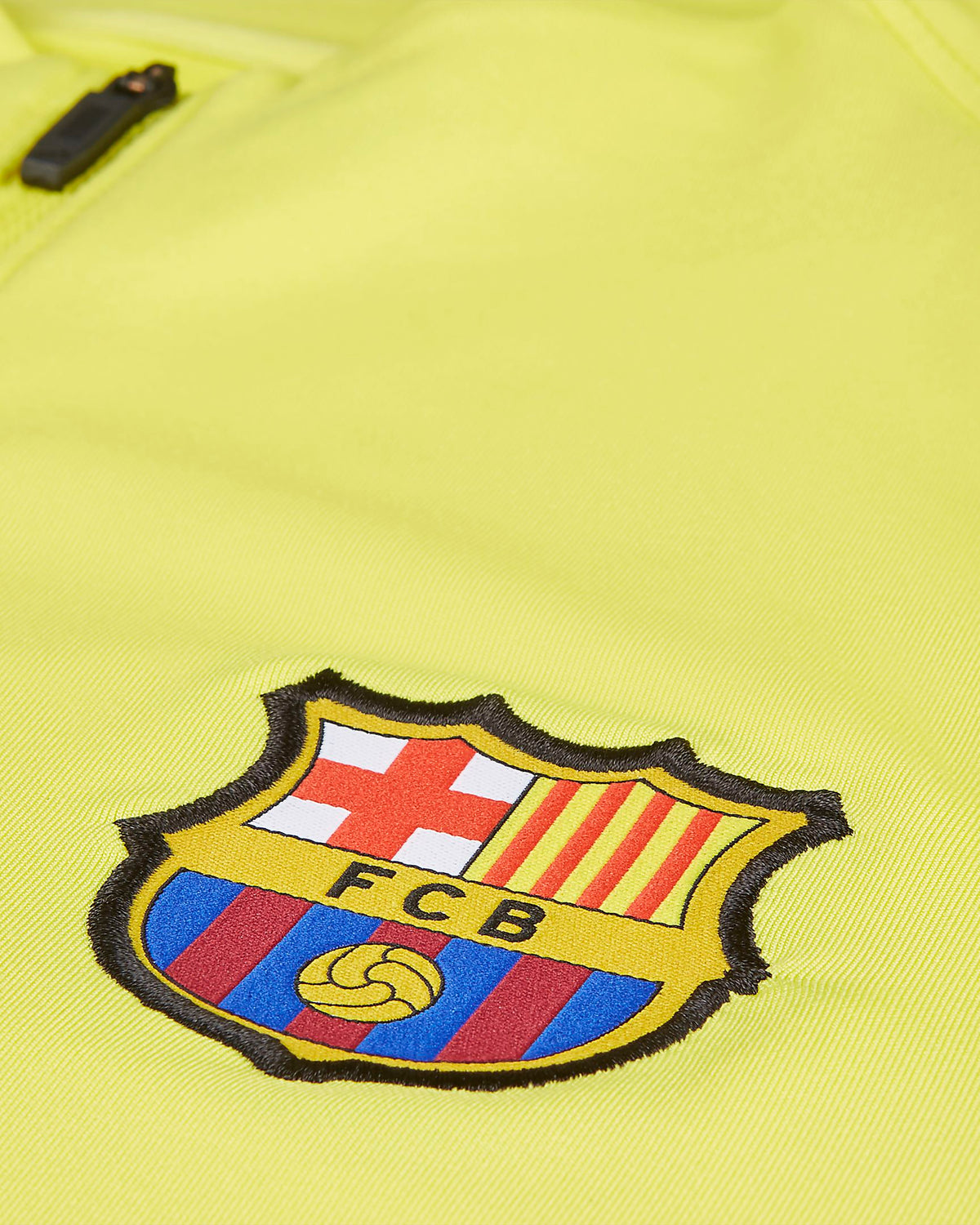 Detalle del escudo institucional del FC Barcelona bordado en la sudadera de entrenamiento Strike Drill 2020 (Ref. CD3205-705) stock Futbol90MX