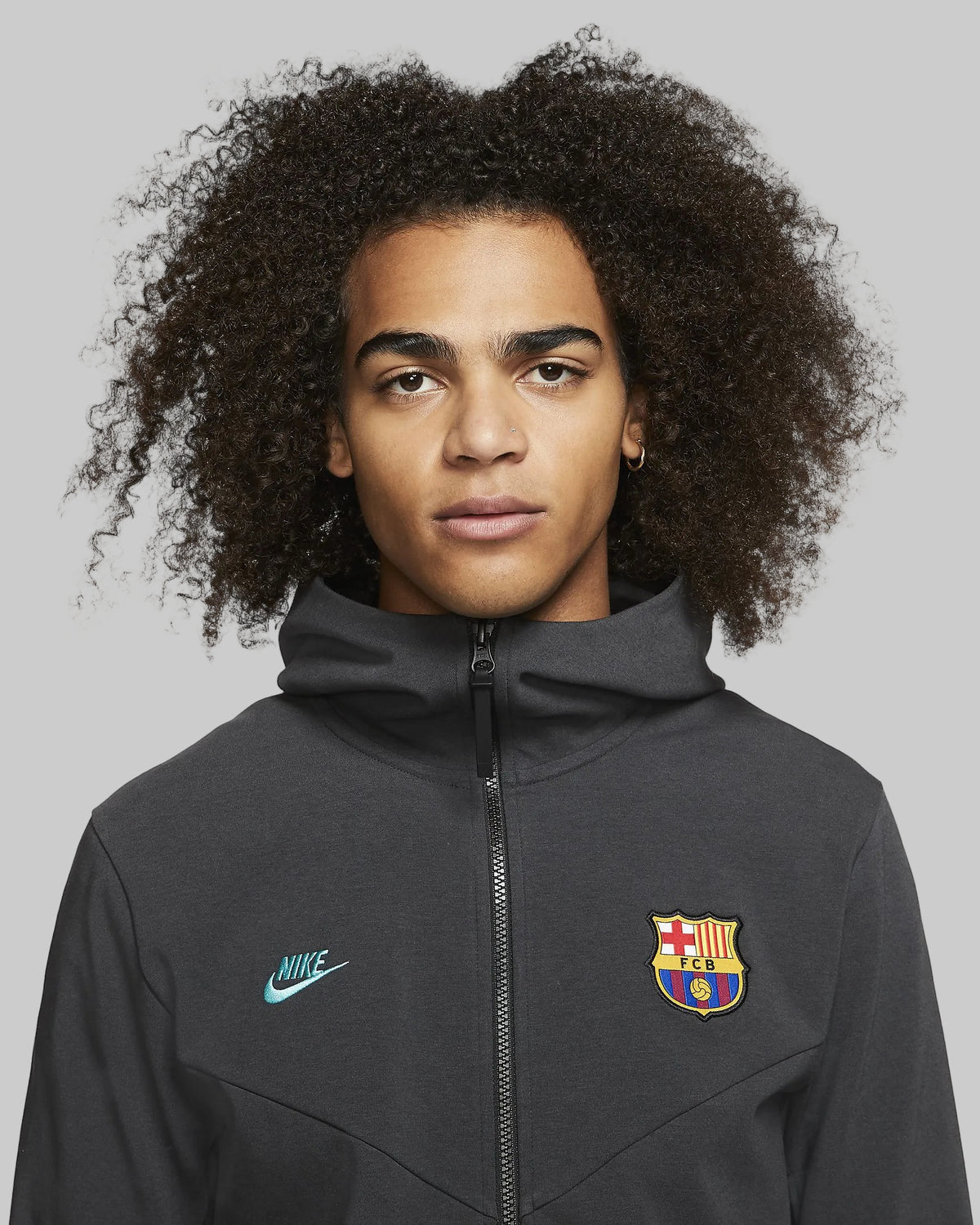 Primer plano del escudo del FC Barcelona y el swoosh turquesa en la chamarra Nike Tech Pack 2019/20 (Ref. CI2125-070) en Futbol90MX