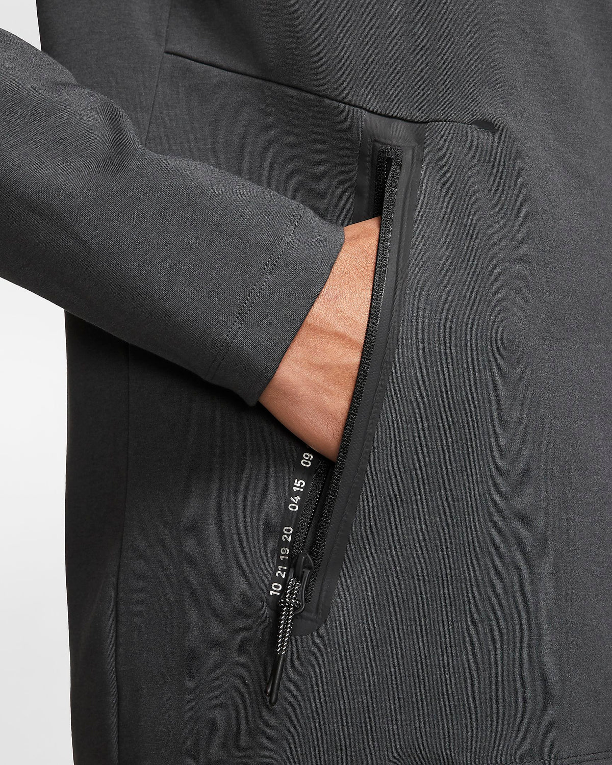 Detalle del bolsillo lateral con cremallera de seguridad en la chamarra FC Barcelona Tech Pack 2019/20 (Ref. CI2125-070) en Futbol90MX
