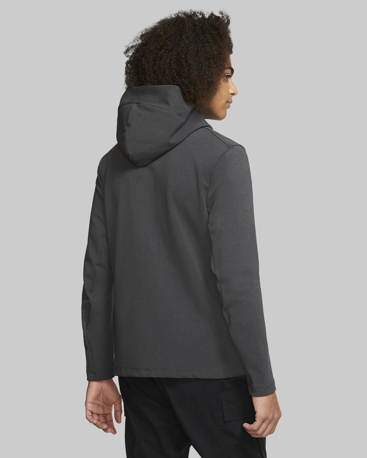 Vista posterior del modelo portando la chamarra Nike FC Barcelona Tech Pack 2019/20 (Ref. CI2125-070) en la Historical Archive Boutique de Futbol90MX
