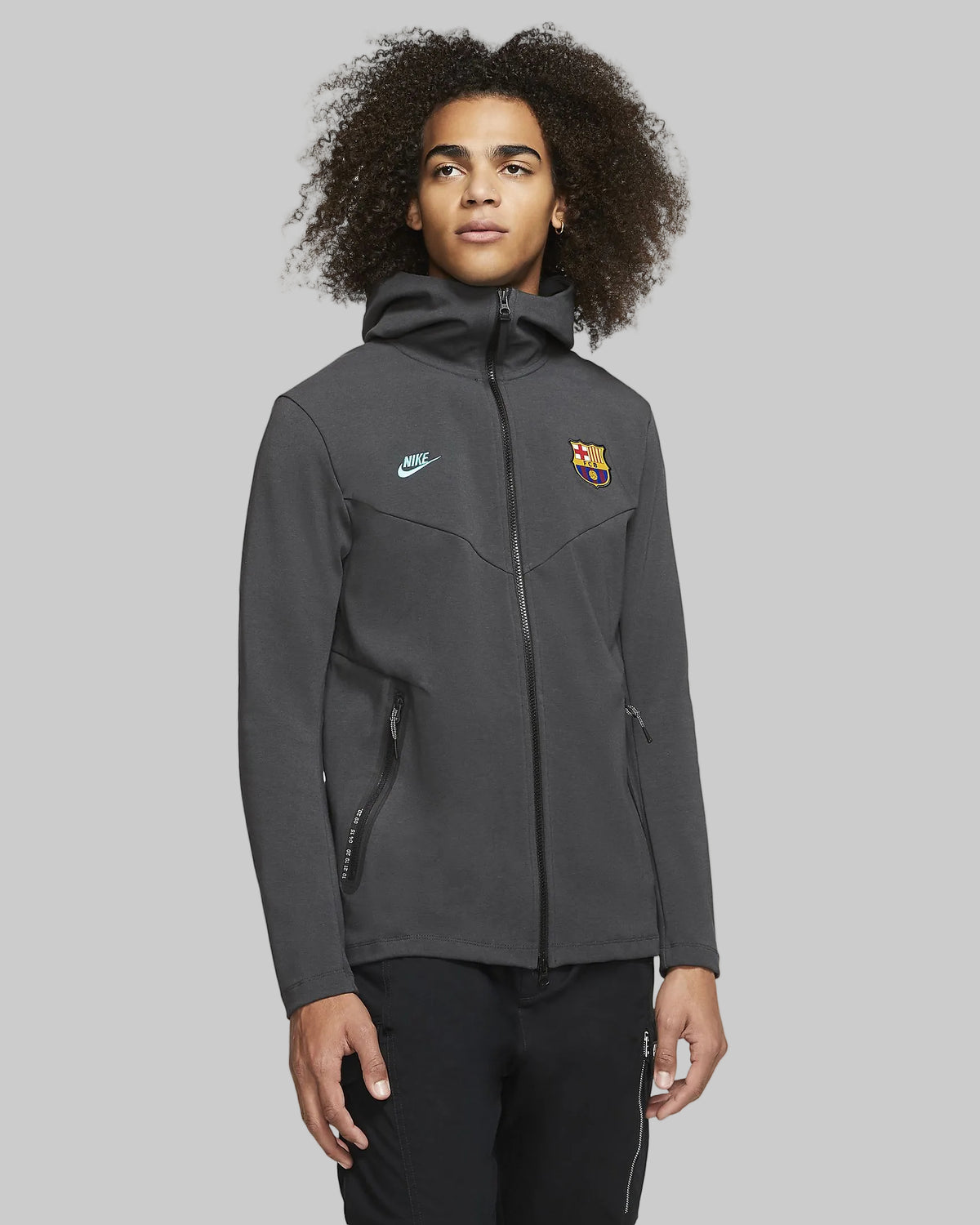 Vista lateral del ajuste y patronaje urbano de la chamarra Nike FC Barcelona Tech Pack 2019/20 (Ref. CI2125-070) en Futbol90MX
