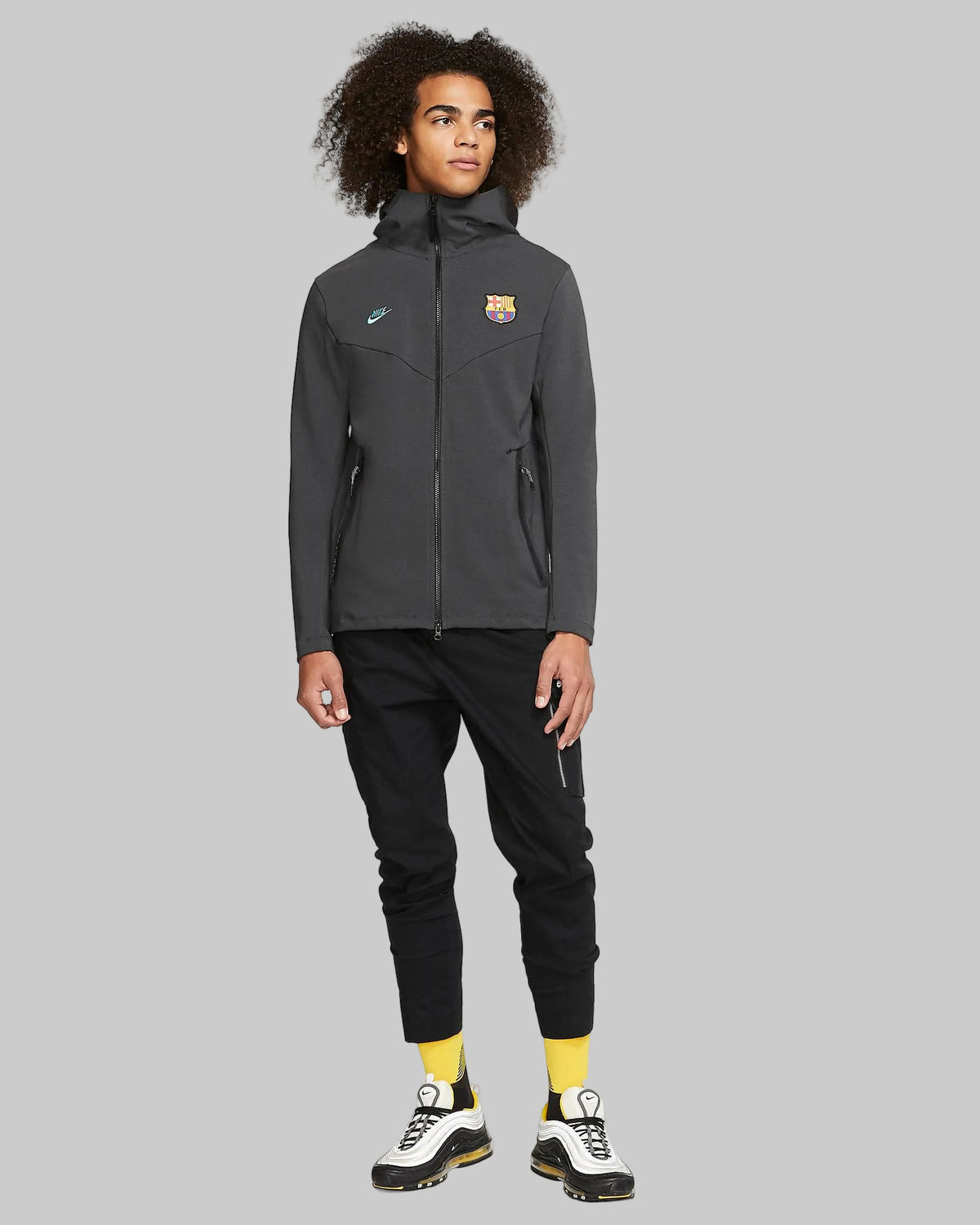 Modelo vistiendo la chamarra con gorra Nike FC Barcelona Tech Pack 2019/20 (Ref. CI2125-070) en color antracita dentro de la Historical Archive Boutique de Futbol90MX