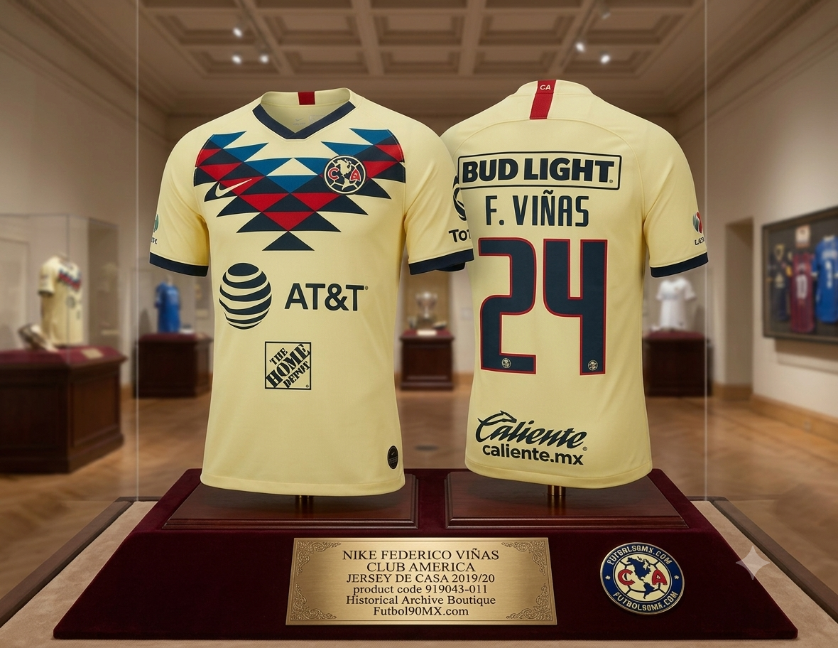 Vista en vitrina de museo de la Historical Archive Boutique de Futbol90MX mostrando la parte frontal y posterior del jersey Nike Club América de local 2019/20 personalizado con el nombre F. Viñas y dorsal 24, codigo AJ5527-707