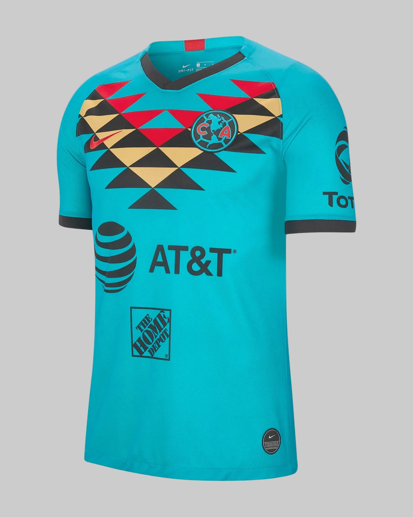 Vista detallada del patrón geométrico de inspiración azteca y el escudo circular del Club América en el pecho del tercer jersey Nike 2020 de Viñas, stock Futbol90MX