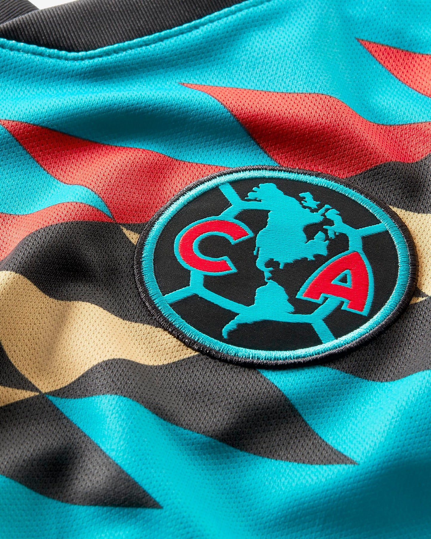 Acercamiento al escudo bordado en el Jersey Tercero de Viñas Club America 2020, en Futbol0MX