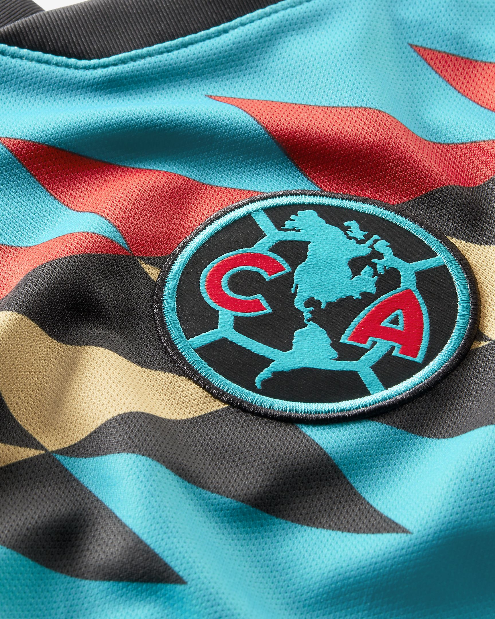 Acercamiento al escudo bordado en el Jersey Tercero de Viñas Club America 2020, en Futbol0MX