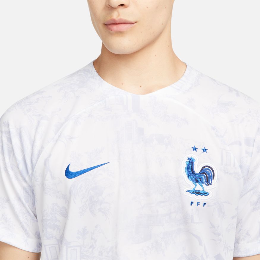 Escudo de la FFF con las dos estrellas de Campeón del Mundo y Swoosh de Nike en color Game Royal.