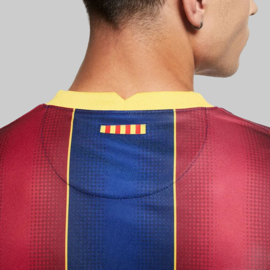 Detalle posterior del cuello amarillo con la Senyera catalana en el jersey Nike FC Barcelona Local 2020/21 de Frenkie de Jong (Ref. CD4232-456) en Futbol90MX