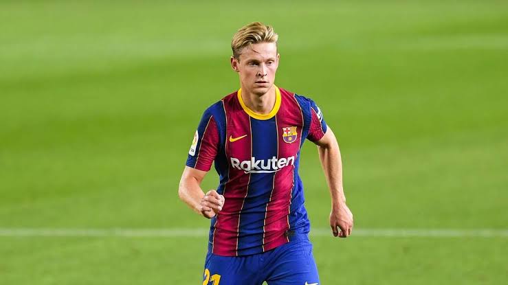 Frenkie de Jong corriendo en el campo vistiendo el jersey local del FC Barcelona 2020/21 (Ref. CD4232-456) en Futbol90MX