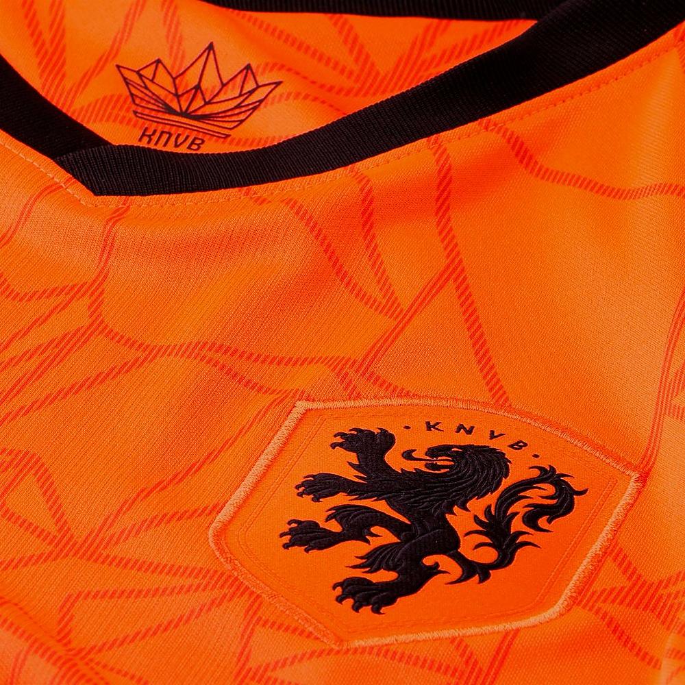 Primer plano del escudo de la KNVB y acabado del cuello en V del jersey de F. de Jong de los Países Bajos Euro 2020, autenticidad garantizada en Futbol90MX