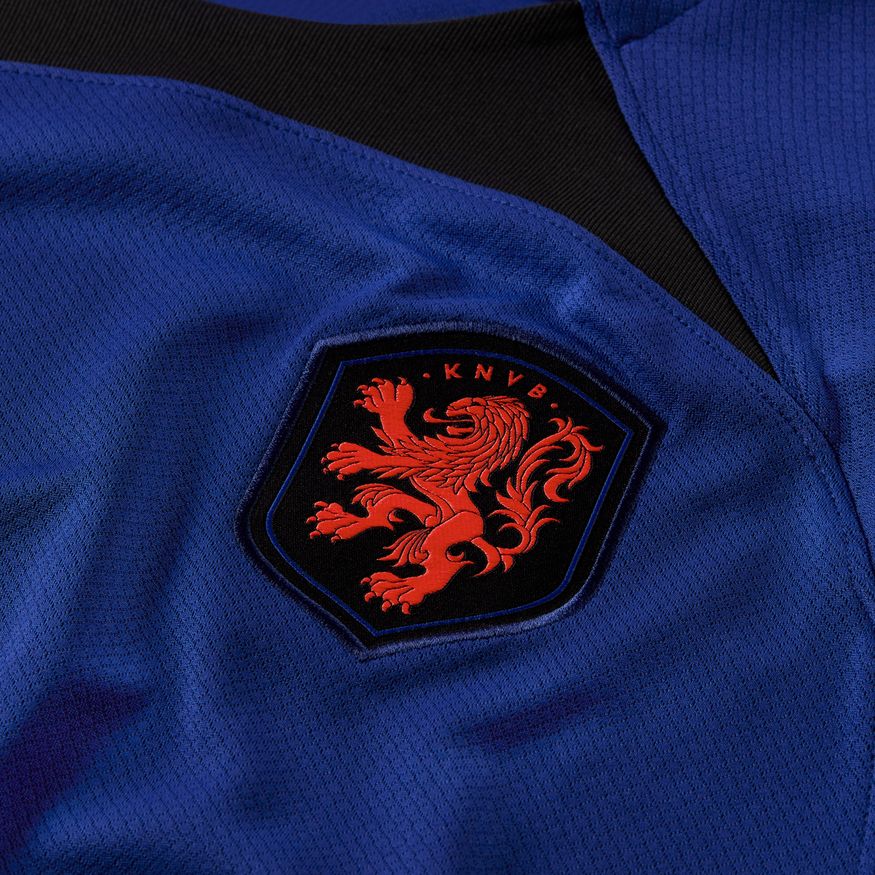 Detalle del escudo neerlandés en relieve bordado sobre el panel azul del modelo Nike DN0693-455
