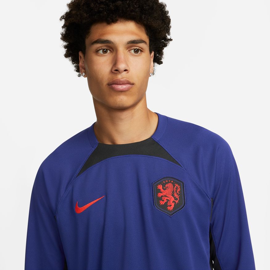 Primer plano de los detalles técnicos, escudo y logo Nike en jersey oficial manga larga de visita de Países Bajos Mundial 2022, pieza autenticada."