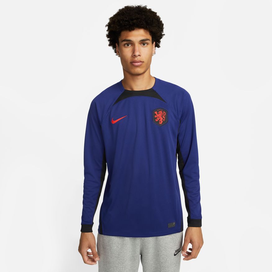 Nuevo con etiqueta técnica de autenticidad y código DN0668-455 en el jersey oficial de visita manga larga de Países Bajos 2022 de la Historical Archive Boutique Futbol90MX.