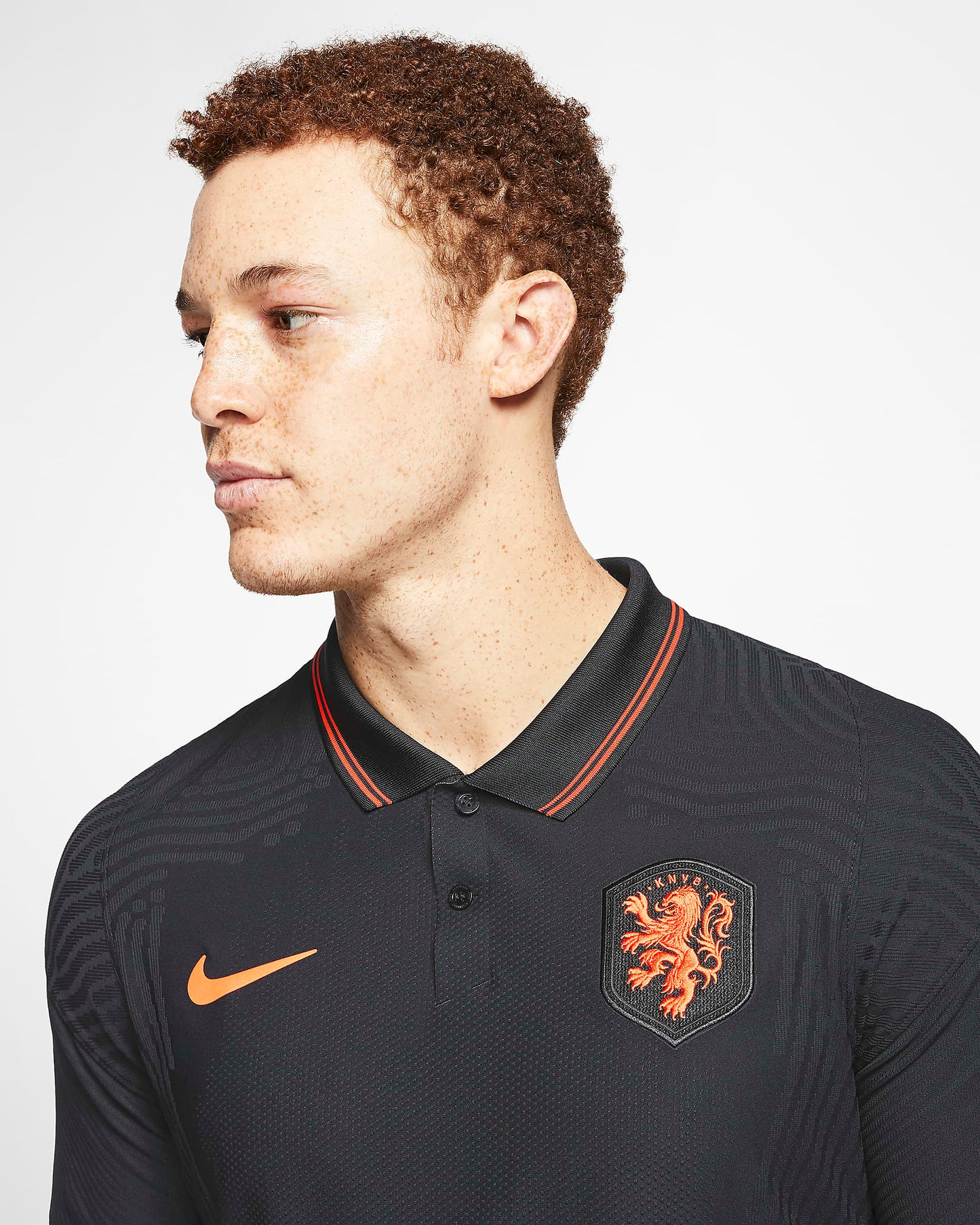 Detalle técnico del escudo de la KNVB en color naranja sobre tejido negro y el patrón gráfico avanzado de tejido para ventilación dirigida característico del jersey versión jugador de F. de Jong.