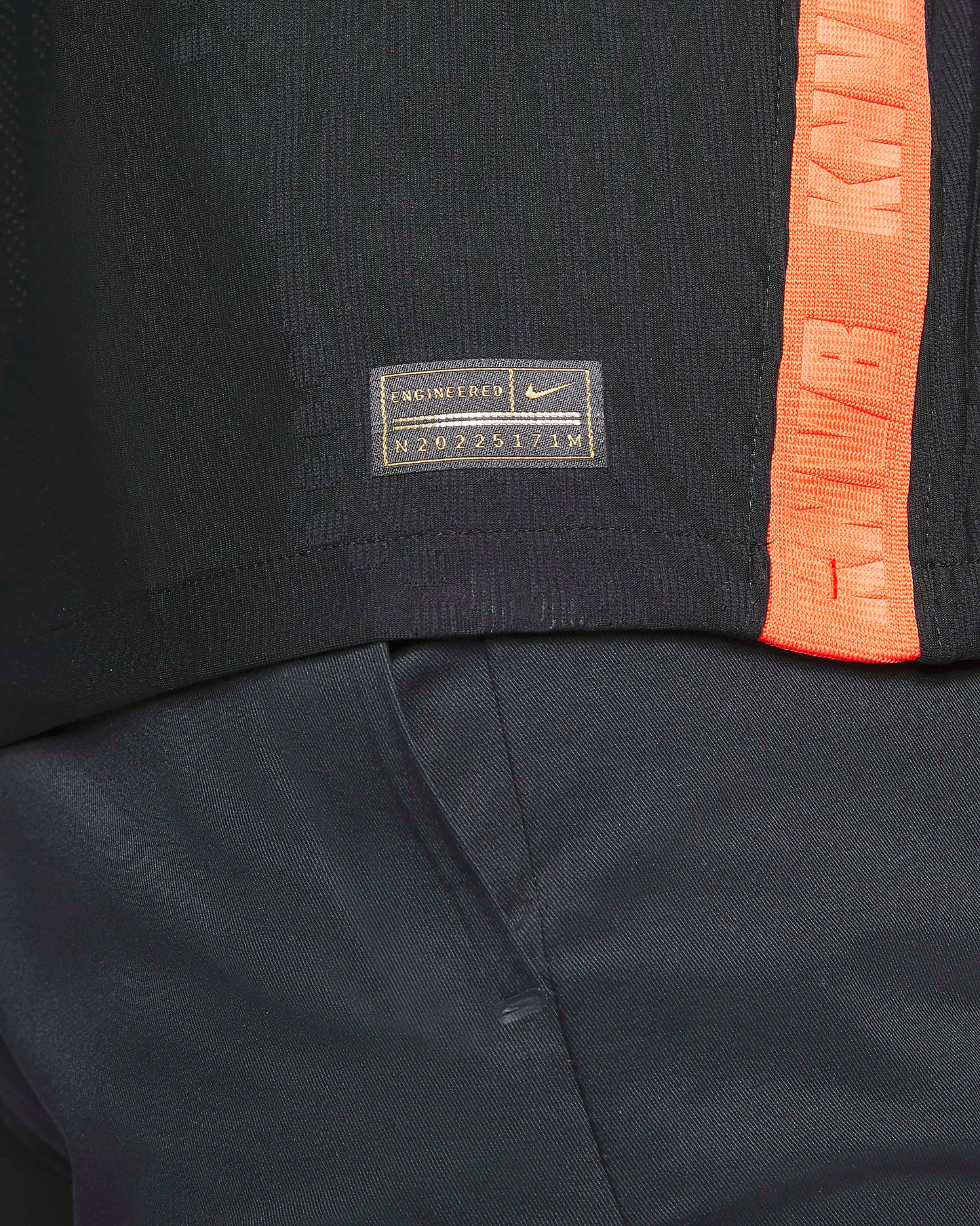 Acercamiento a la etiqueta dorada en el dobladillo del Jersey Nike Match Vapor de Paises Bajos de Frenkie de Jong en Futbol90MX