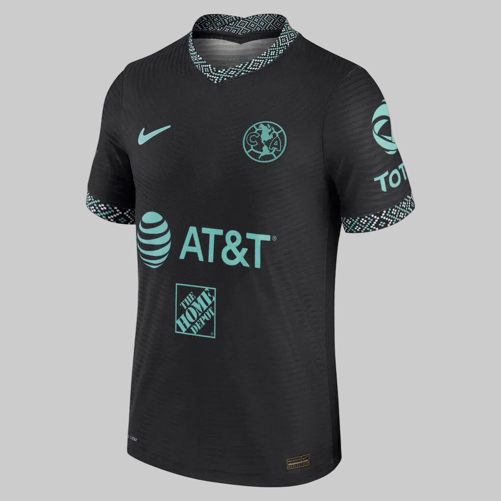 Perspectiva lateral del jersey Club América 2021/22 con dorsal autentico de Guillermo Ochoa # 13 mostrando el corte atlético entallado (Slim Fit) y la textura orgánica del tejido Vapor Match.