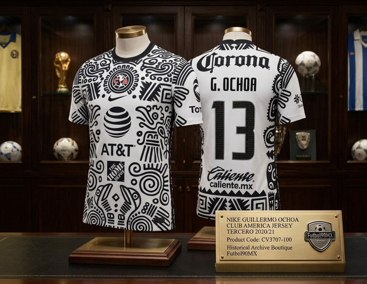 Presentación de lujo del frente y la espalda del Nike Club América Third Jersey 2020/21 (#13 Ochoa, Código: CV3707-100) sobre maniquíes de madera, con una placa de identificación de la Historical Archive Boutique de Futbol90MX y trofeos de fondo.
