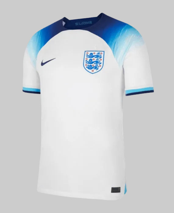 Vista frontal del jersey Nike de local de Inglaterra 2022 con la personalización oficial “KANE #9”. Se aprecia la tipografía y el acabado de alta calidad de archivo, stock Futbol90MX.